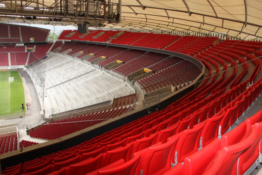 Noch mehr Fans des VfB Stuttgart passen nach dem Umbau der Mercedes-Benz Arena in das Oval der Roten. Doch am 9. Juli wird bekannt, dass die Kosten für die Baumaßnahmen und der Bau der Scharrena zusammen 77,8 Millionen Euro betragen - drei Millionen mehr als kalkuliert. Trotzdem ist der VfB zufrieden, denn es kamen auch mehr Zuschauer und damit mehr Einnahmen in die Kasse des Fußball-Bundesligisten.
