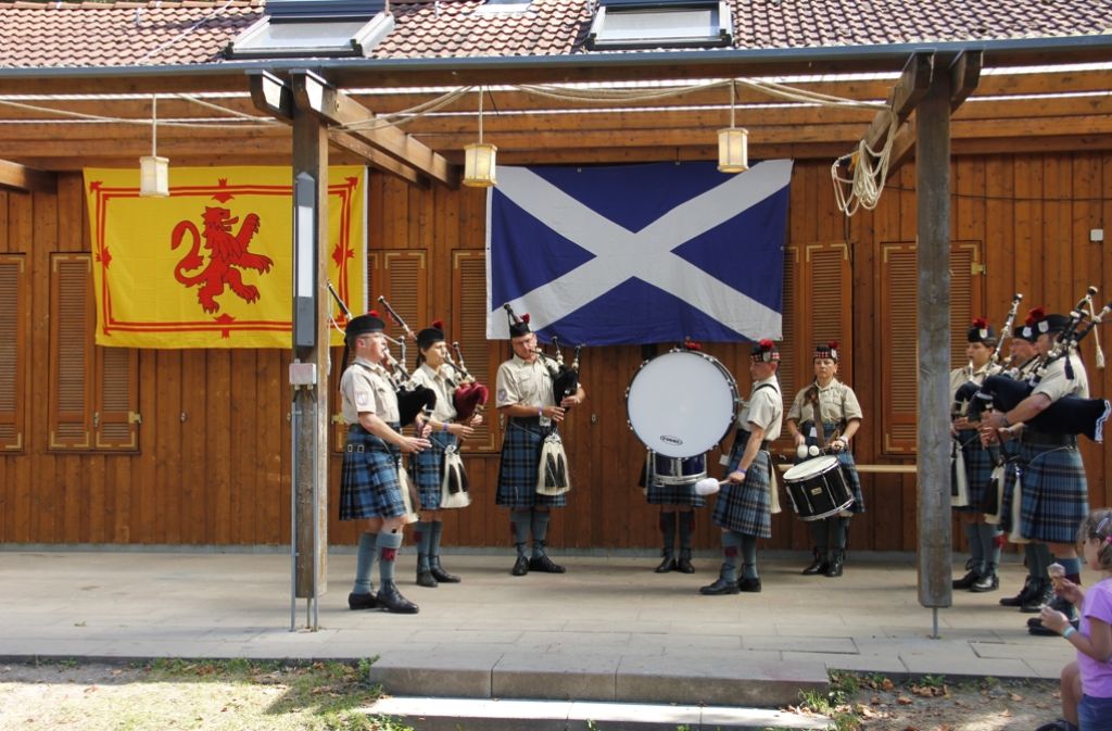 und natürlich schottische Musik mit Dudelsack und Trommel, hier von den Hohenlohe Highland Pipes and Drums.
