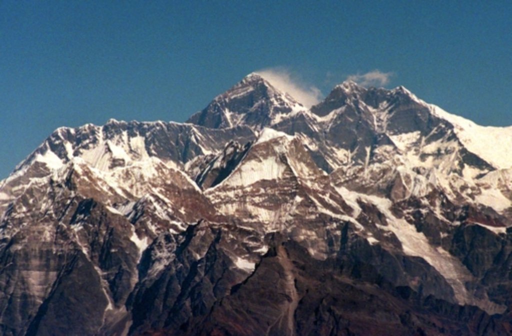 Naturkatastrophen: Für den Bergsteiger-Tourismus im Himalaya war 2014 kein gutes Jahr. Im April kamen bei einer Eislawine am Mount Everest 16 Nepalesen ums Leben, woraufhin etliche Bergsteiger vorzeitig abreisten. Im Oktober starben Dutzende Expeditionsteilnehmer in einem Schneesturm. Im August kam es in Nepal außerdem zu einem verheerenden Erdrutsch - es gab etwa 150 Tote. Kurz vorher hatte Monsunregen auch in Indien einen Erdrutsch mit vielen Opfern verursacht. In Afghanistan starben nach Behördenangaben mindestens 100 Menschen Anfang Mai bei einer Schlammlawine - anfangs waren sogar mehr als 2000 Tote befürchtet worden.