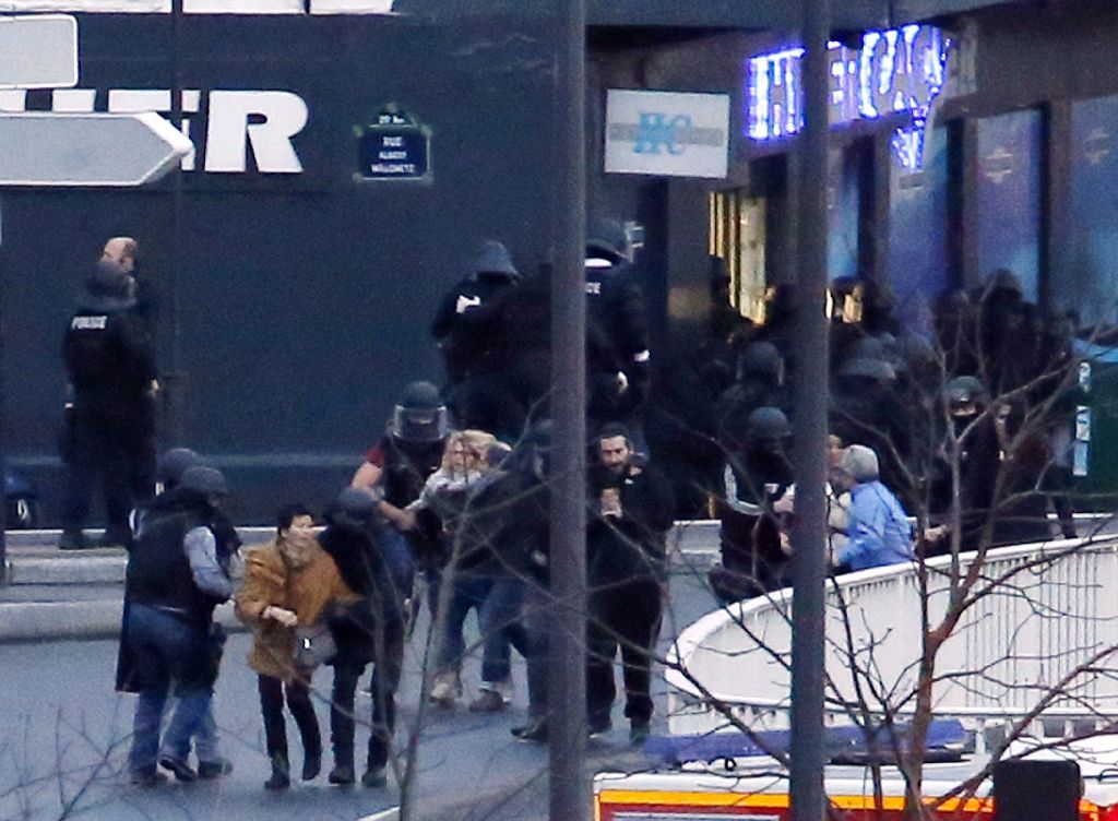 Die Polizei befreit einige Geiseln aus dem jüdischen Lebensmittelmarkt in Paris. Vier Geiseln wurden jedoch getötet.