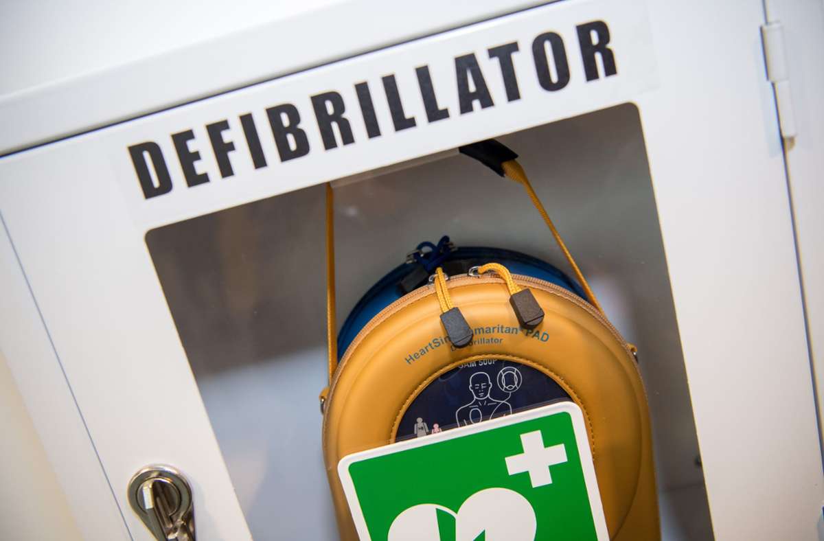 Wie funktioniert ein Defibrillator? Auch das soll  gezeigt werden. Foto: dpa/Peter Kneffel