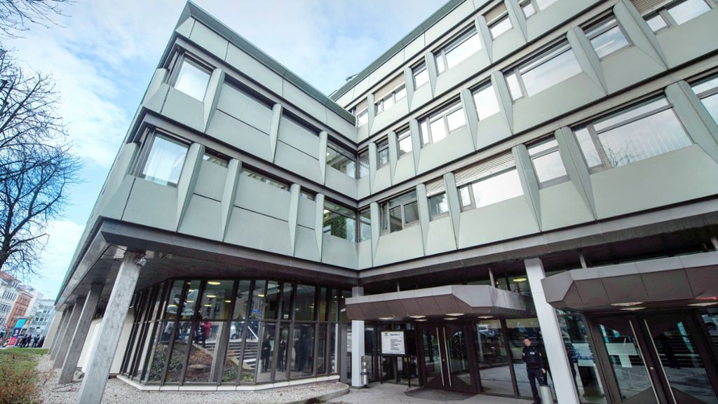  Das Landgericht Stuttgart hat einen Hochschulprofessor in der zweiten Instanz wegen versuchter Erpressung verurteilt. Der Akademiker sieht sich als Opfer einer Verschwörung. 