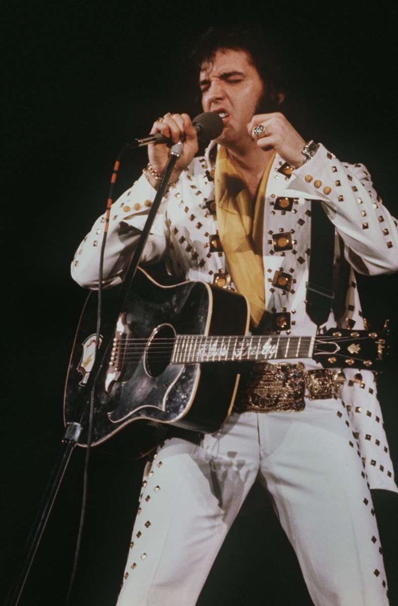 Der junge Mann mit der Vier in Erdkunde ist kein anderer als der „King of Rock’n Roll“, Elvis Presley.