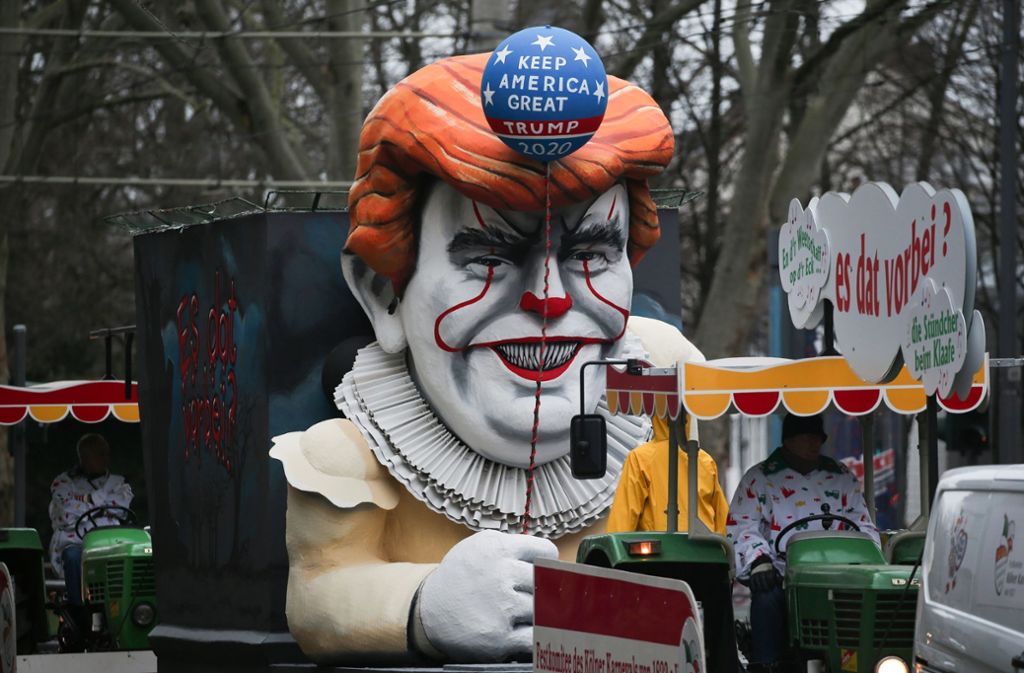 Köln: US-Präsident Trump im Joker-Kostüm. Der Wagen fragt: „Es dat vorbei?“ im Hinblick auf eine mögliche Wiederwahl.