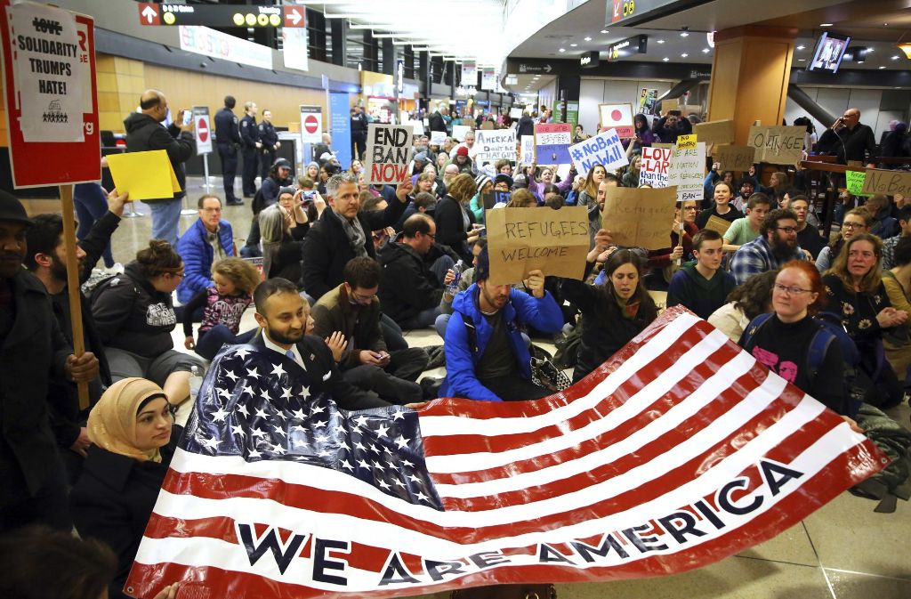 Flüchtlinge werden an US-Flughäfen festgehalten. Foto: dpa/seattlepi.com