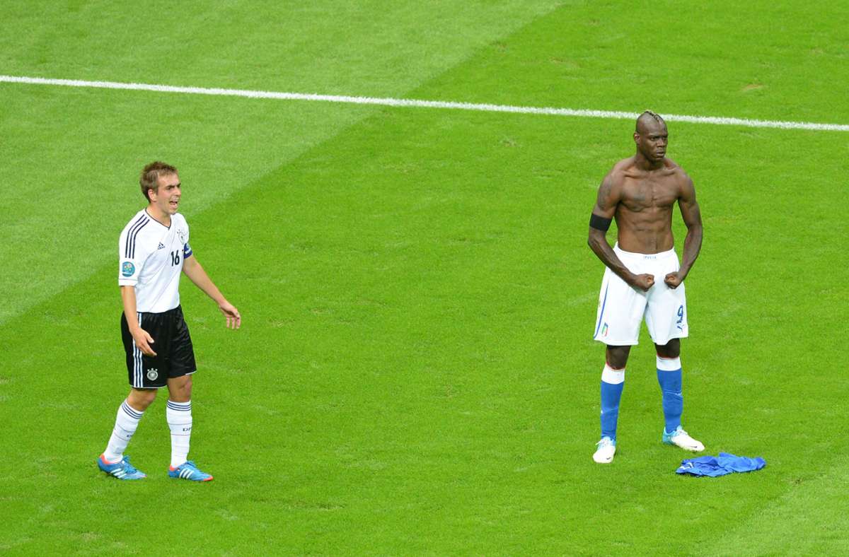 Mario Balotellis Jubel-Pose hat sich im darauffolgenden Jahr ins deutsche Gedächtnis eingebrannt. Im Halbfinale der EM 2012 schenkte er der DFB-Elf das entscheidende 2:0 ein. Deutschlands EM-Traum war geplatzt. Doch ...