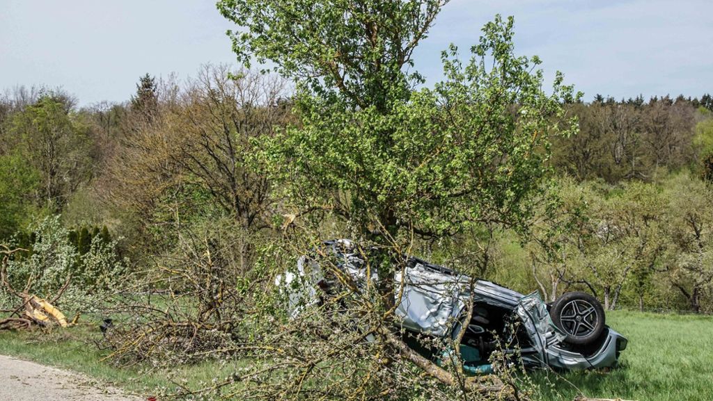 Unfall bei Magstadt: Auto überschlägt sich und landet auf dem Dach