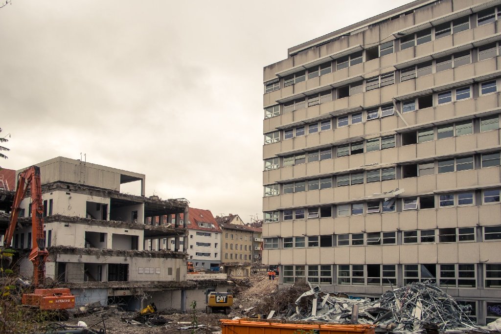 Auf dem Gelände des ehemaligen Olgahospitals sollen bis 2018 220 Wohnungen entstehen. Der Abriss der Krankenhausgebäude soll noch bis Mitte nächsten Jahres andauern.