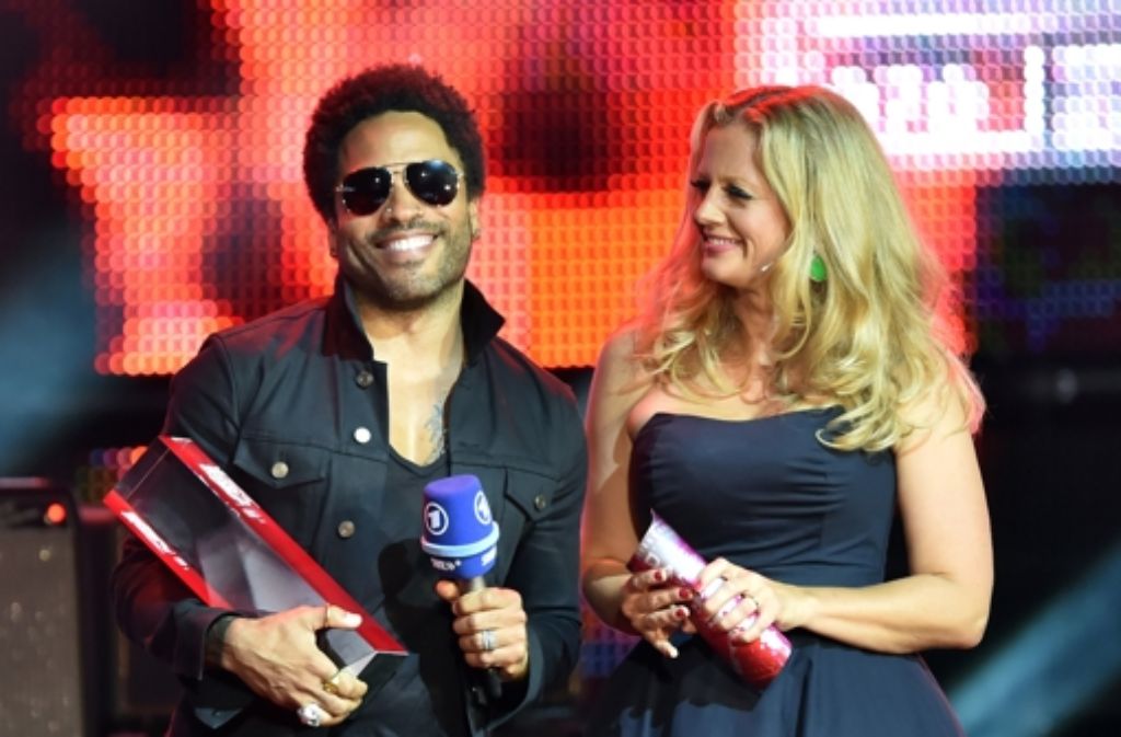 Lenny Kravitz wurde beim "SWR3 New Pop Festival" mit dem Preis Pioneer of Rock ausgezeichnet. Das freut auch Moderatorin Barbara Schöneberger.