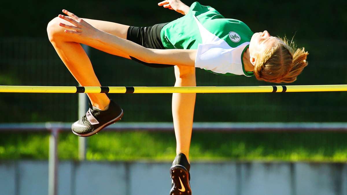  Die 16-jährige Gymnasiastin steigert ihre persönliche Bestleistung innerhalb eines Jahres um 20 Zentimeter und überquert die Hochsprunglatte bei 1,92 Meter. Eine Weltklassehöhe für ihre Altersklasse. 