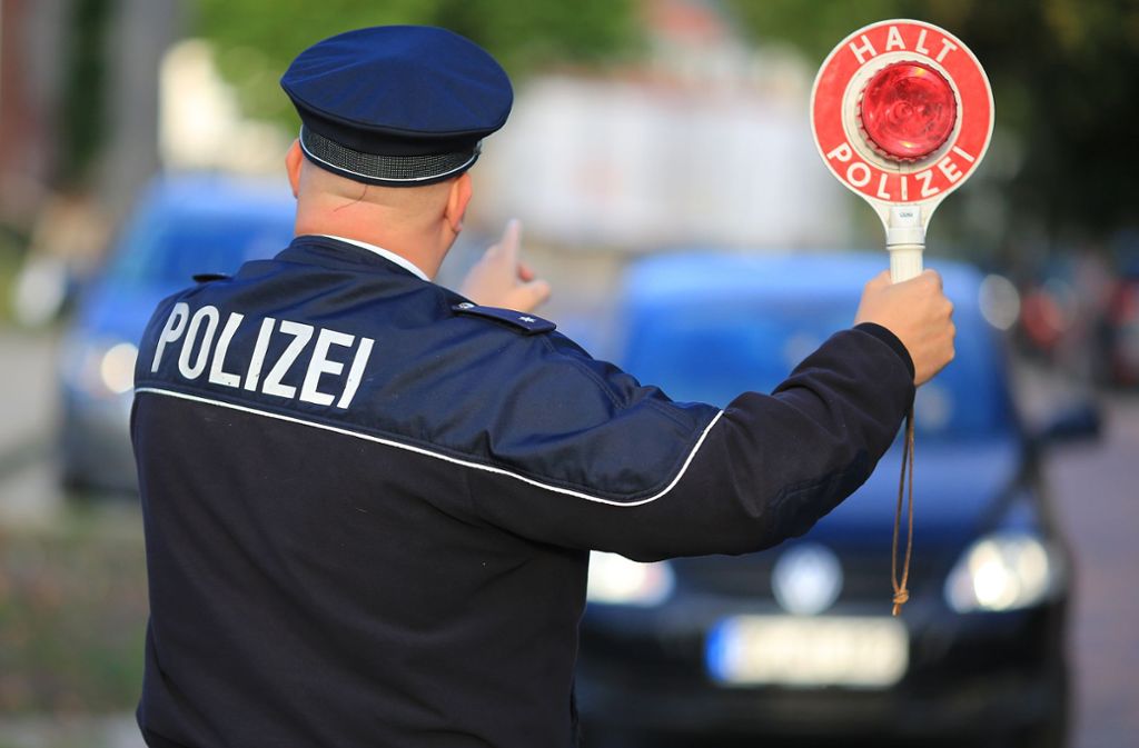 Die Polizei verteilte am Donnerstag mehrere Bußgelder an Fahrer, die ein Wendeverbot ignorierten (Symbolbild). Foto: picture alliance/Peter Gercke