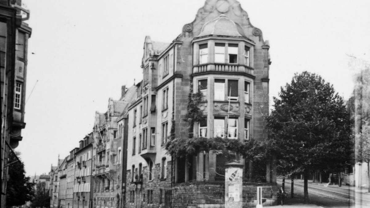  Reklame ist schon 1942 in Stuttgart allgegenwärtig – zum Beispiel auf Litfaßsäulen. Eine steht noch heute da, wo vor fast 80 Jahren für Stuttgarter Sprudel geworben wurde. 