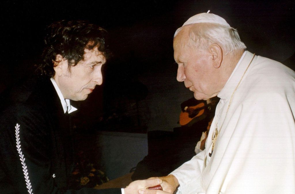 Bob Dylan hat in seinem Leben viele einflussreiche Menschen getroffen und auch selbst viele Musiker beeinflusst. Hier gibt er dem damaligen Papst Johannes Paul II. die Hand.