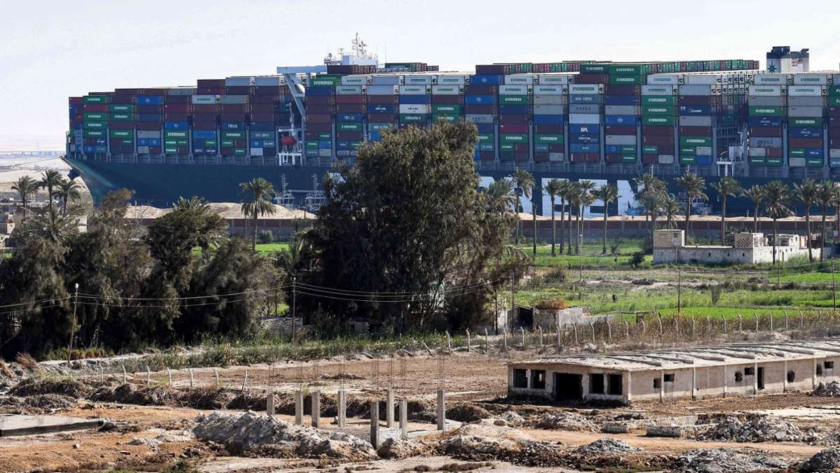  Das aus seiner Blockade im Suezkanal befreite Containerschiff „Ever Given“ ist wieder in Bewegung. Die ägyptische Kanalbehörde vermeldete die Wiederaufnahme des Schiffsverkehrs in der Meerenge. 