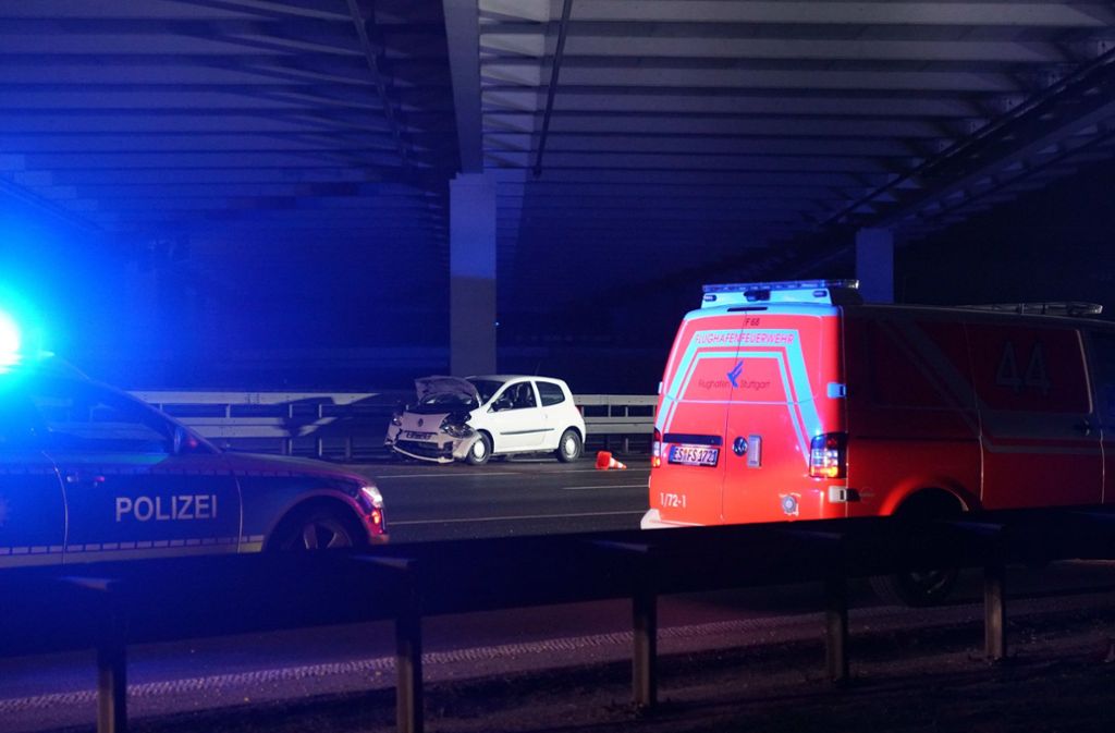 Drei Menschen wurden bei dem Auffahrunfall auf der A8 beim Stuttgarter Flughafen verletzt.