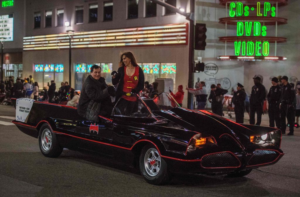 US-Schauspieler Burt Ward, bekannt als Robin aus der Batman-TV-Serie, fährt stilecht auf der Parade mit.