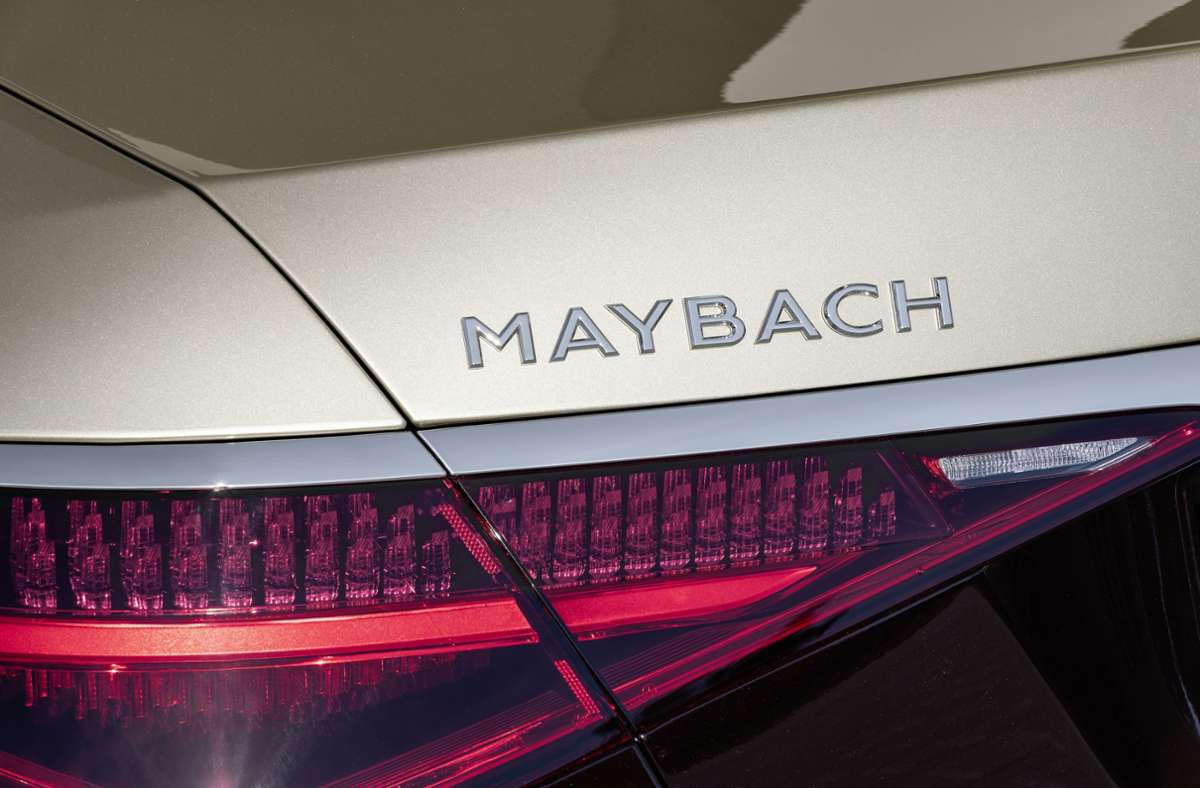 Auf dem Kofferraumdeckel ist der Schriftzug „Maybach“ angebracht. Die Submarke von Mercedes-Benz ist nach dem Automobilpionier Wilhelm Maybach benannt.