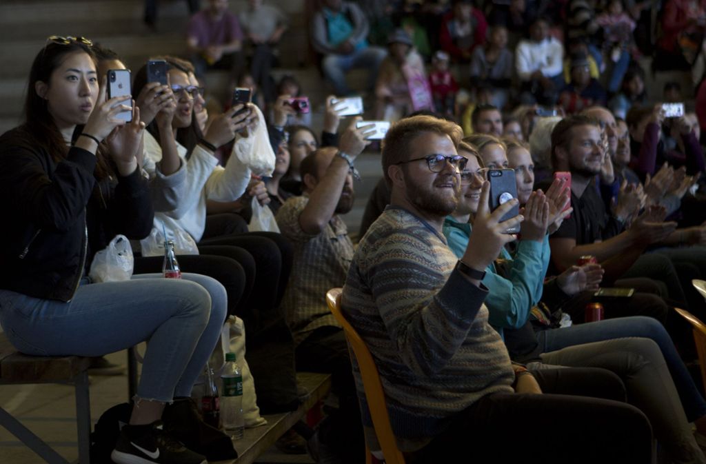 Im Publikum sitzen hauptsächlich Touristen. Die meisten Touristen filmen das Ereignis mit ihren Handykameras. Oft mögen es traditionelle Bolivianer nicht, fotografiert zu werden. Doch hier scheint das anders zu sein.