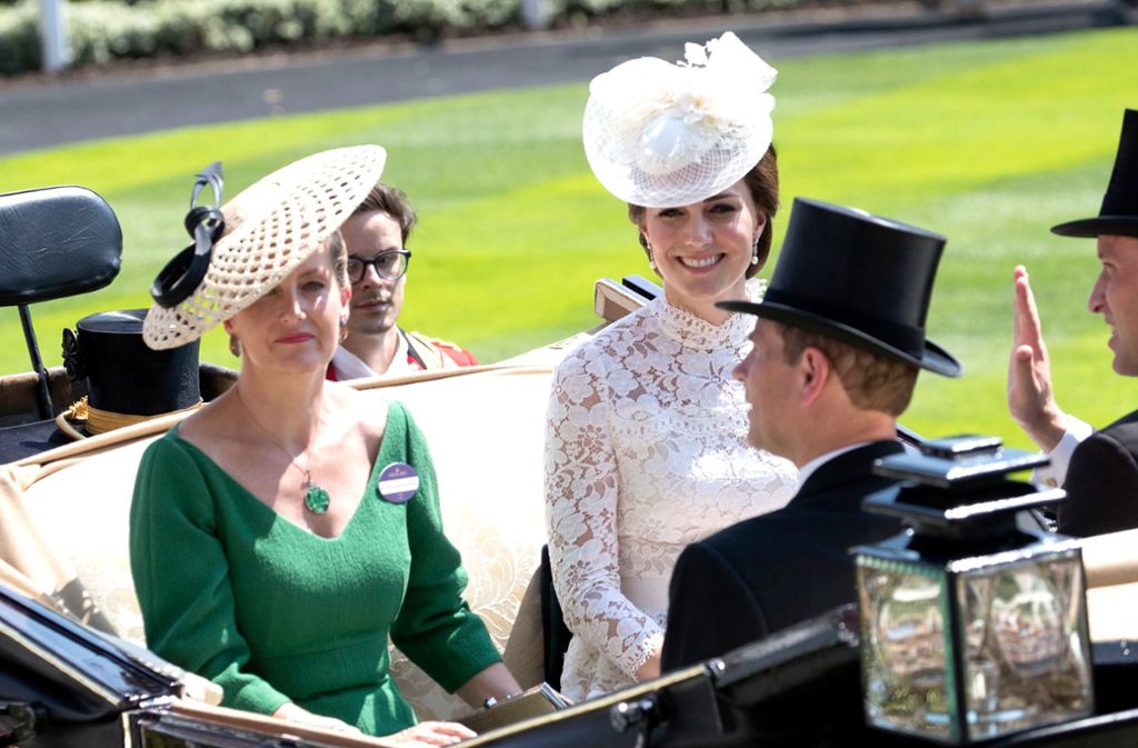 Herzogin Kate (rechts) sitzt in der Kutsche neben der Gräfin Sophie von Wessex.