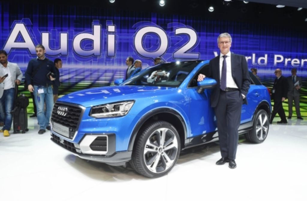 Rupert Stadler, Vorstandsvorsitzender von Audi mit dem neuen Audi Q2.