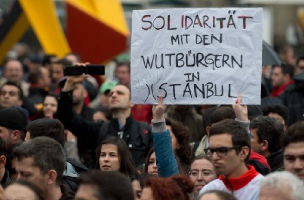 Aus Solidarität mit den Demonstranten in Istanbul sind in Stuttgart am Samstag Hunderte auf die Straße gegangen.