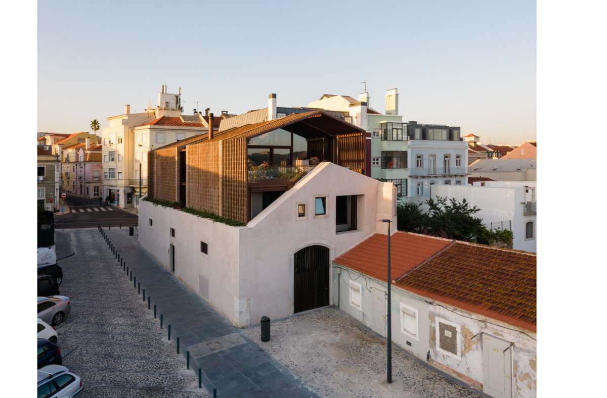 „Casa Altinho“ von Architekt António Costa Lima. Er hat ein altes Geschäftshaus in Lissabon, Portugal, in ein Wohnhaus in mit Ziegel-Obergeschoss umgebaut, das Ausblicke gewährt und klug Offenheit gewährt und doch Schutz vor neugierigen Blicken bietet.