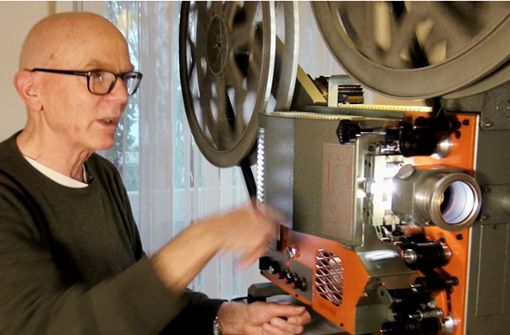 Gerhard Göbelt, hier mit seinem  35-mm-Filmprojektor, gehört zu den wenigen Wanderkinobetreibern in Deutschland. Foto: Laser Hotline
