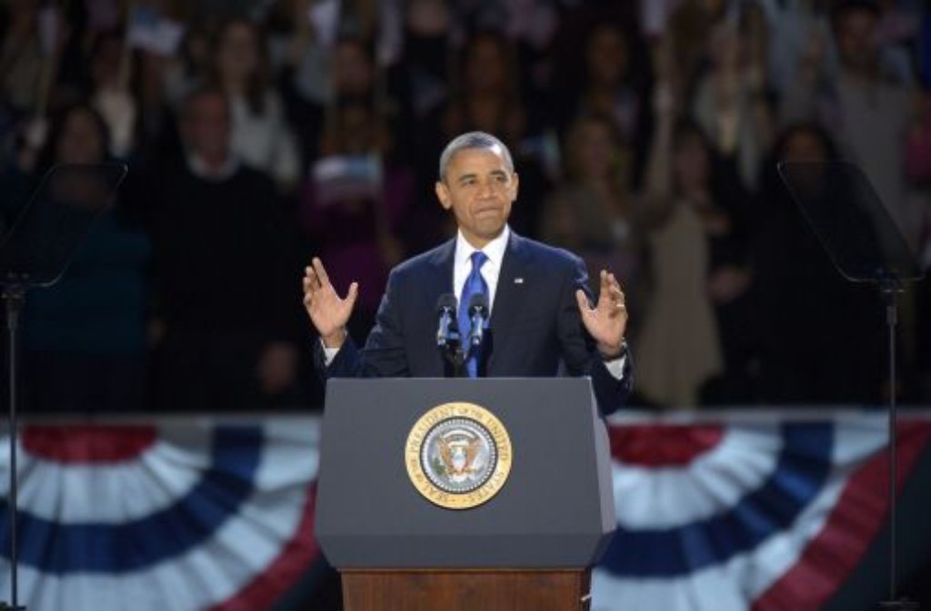 "Four more years": US-Präsident Barack Obama lässt sich zusammen mit seiner Frau Michelle und seinen Töchtern Malia und Sasha von seinen demokratischen Anhängern feiern.