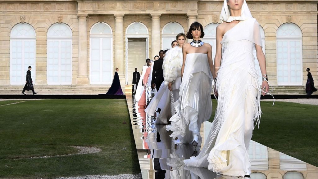  Herzogin Meghans Brautkleid war aus dem Hause Givenchy – und heimste Lob von allen Seiten ein. Bei den Haute-Couture-Schauen in Paris bekam Claire Waight Keller erneut durchweg gute Noten. 