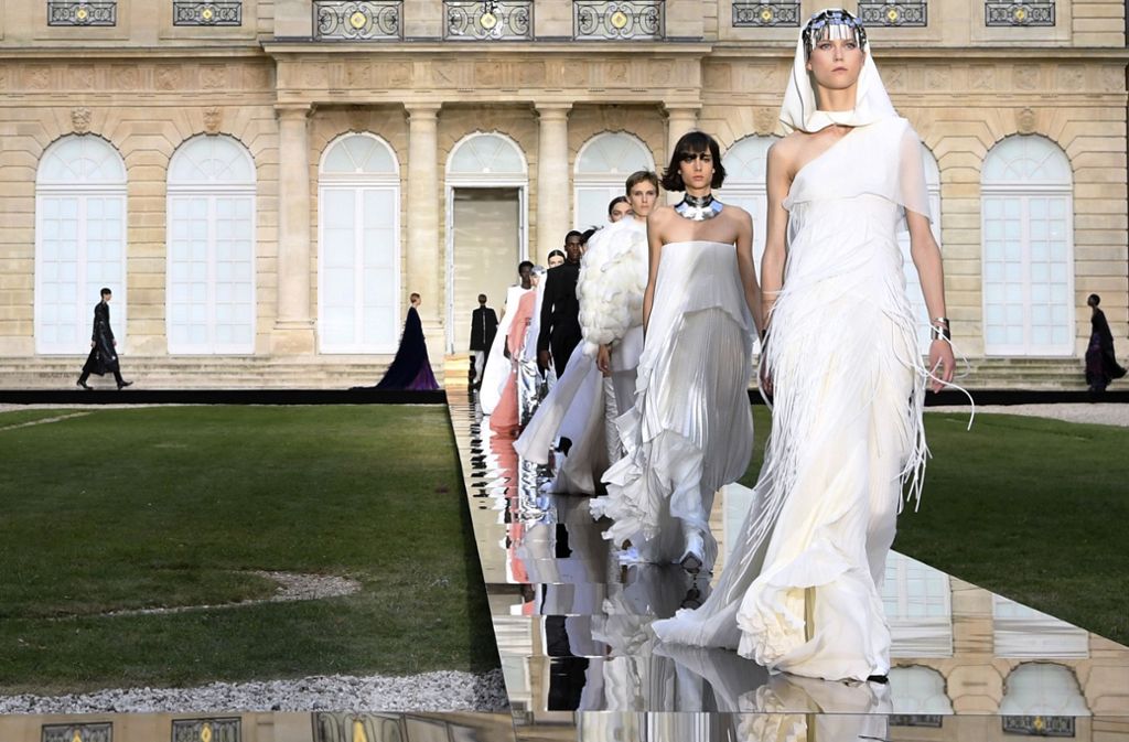 Spektakuläre Entwürfe vor spektakulärer Kulisse zeigte das französische Modehaus Givenchy auf den Haut-Couture-Schauen in Paris.