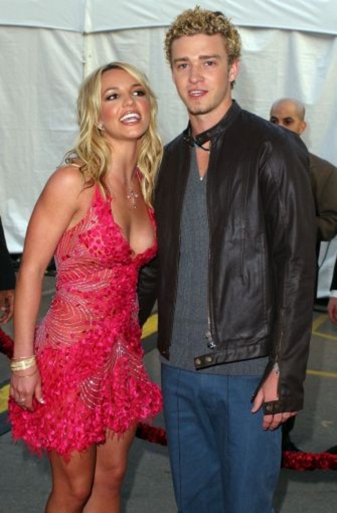 Eine echte Sandkastenliebe verband Britney Spears und Justin Timberlake. Ihre Gefühle füreinander entdeckten sie, als sie gemeinsam beim Disney Club moderierten. Dass alte Liebe doch rostet, musste Justin im Jahr 2002 bitter erfahren: Das Paar trennte sich - angeblich, weil Britney sich liebestechnisch umorientiert hatte.