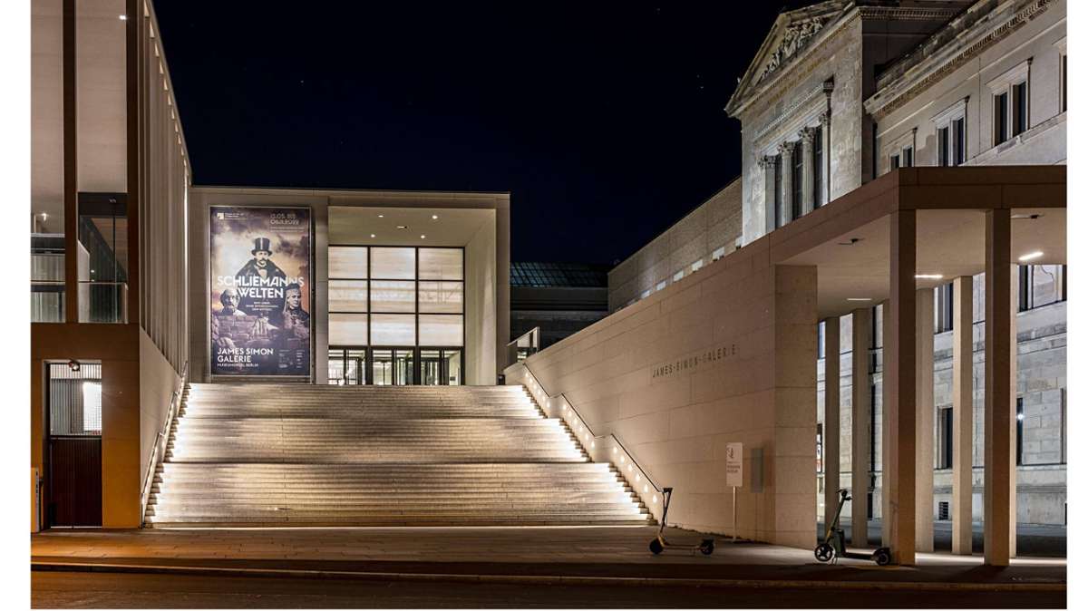 Nachtaufnahme der James-Simon-Galerie, Besucherzentrum der Museumsinsel in Berlin von Architekt David Chipperfield. Für den Neubau gab es 2020 den DAM-Preis.