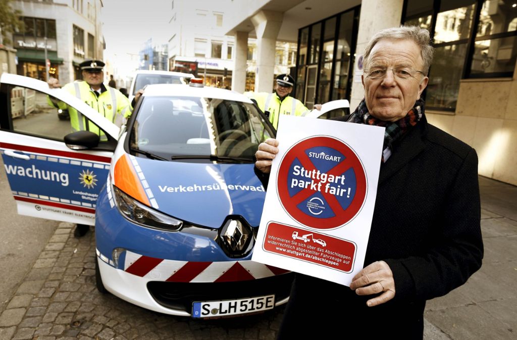 Martin Schairer präsentiert den Aufkleber, der den Autofahrern die Augen für Parkverstöße öffnen soll. Foto: Lichtgut/Leif Piechowski