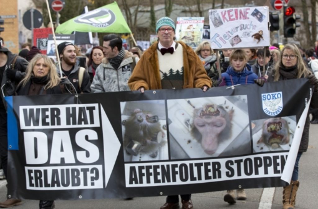 Tierschützer demonstrierten im Dezember 2014 gegen die Versuche an Affen. Foto: dpa