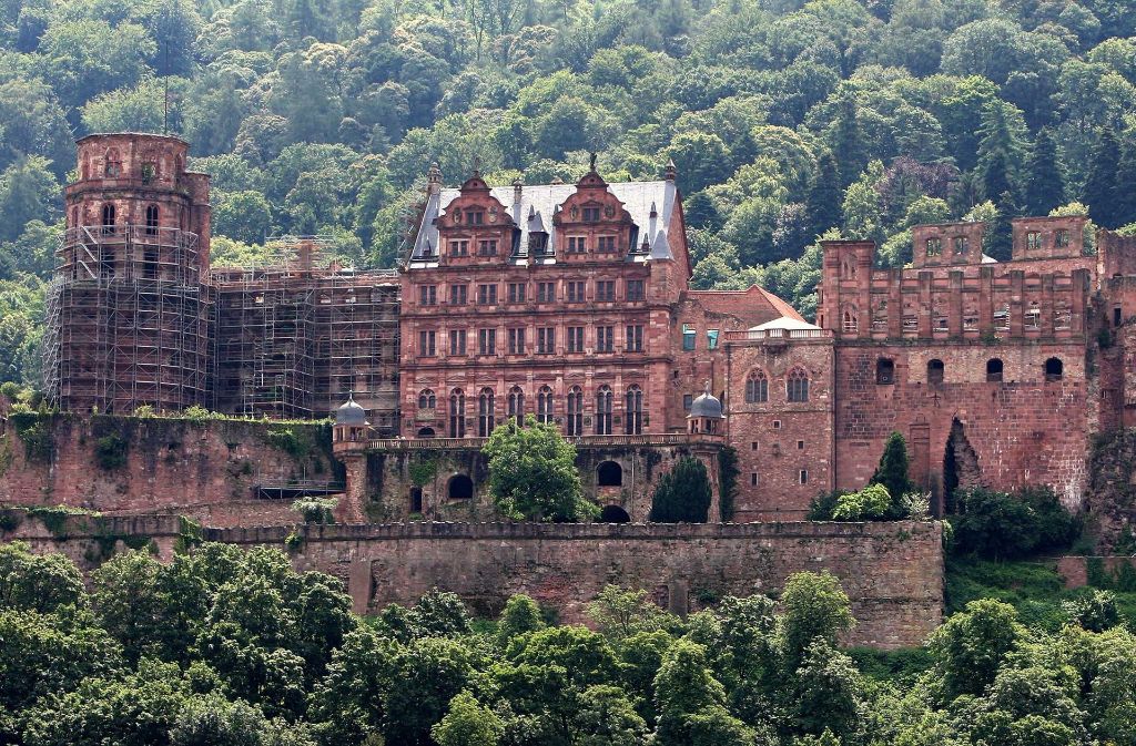 Heidelberger Schloss: Eine Burg in Heidelberg wird 1225 erstmals erwähnt. Bis zu ihrer Zerstörung im Pfälzischen Erbfolgekrieg (1689 und 1693) war sie die Residenz der Kurfürsten von der Pfalz.