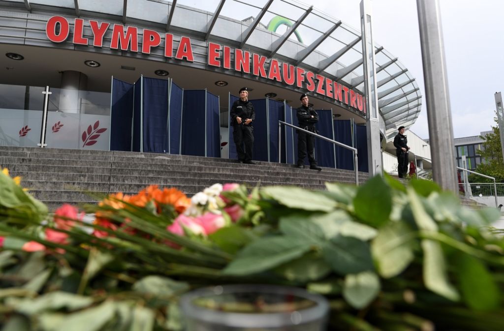 Vor dem Ort des Schreckens, dem Olympia-Einkaufszentrum, verleihen die Menschen ihrer Trauer Ausdruck.