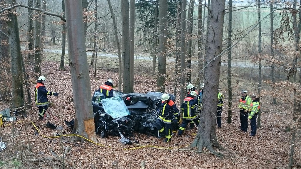 Auf der Kreisstraße 1017 zwischen Rutesheim und Flacht (Kreis Böblingen) hat sich am Montagmorgen ein tödlicher Verkehrsunfall ereignet, bei dem ein Mann starb.