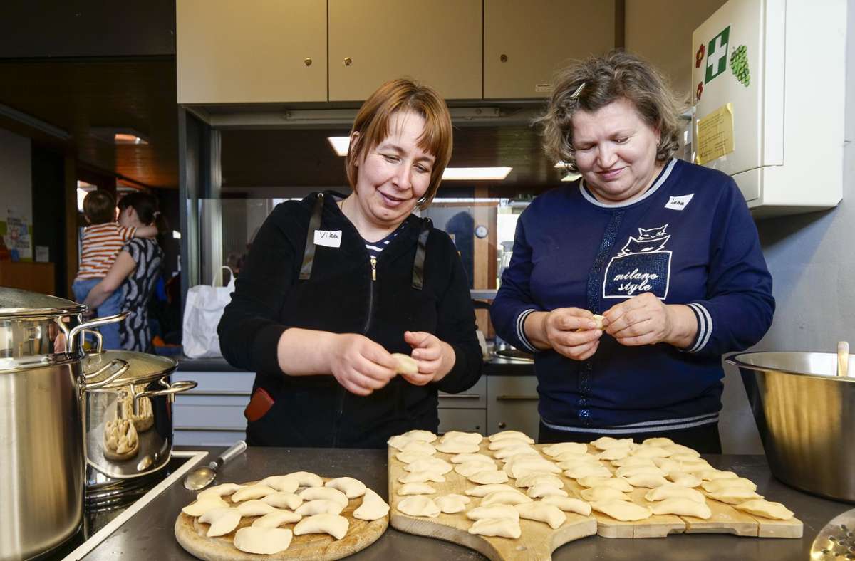 Kochen im Mehrgenerationenhaus in Ludwigsburg: Viktoria Holota (links) und Olena Iastrebynska übernehmen die Qualitätskontrolle.