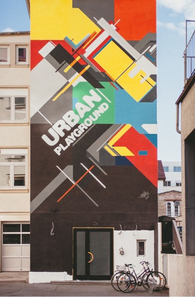 Ihr zweijähriges Bestehen feiert die Urban Art Gallery Stuttgart mit der Ausstellungsserie unter dem Namen „Leave the street, enter the space“. Am Mittwoch startete die erste Ausstellung dazu namens „Buchstabenarchitektur“. Zu sehen gibt es rund 40 Werke aus den Bereichen klassische Graffiti und Street Art, um zu zeigen, dass die lebendige Jugendkultur weit mehr als Vandalismus im urbanen Raum ist.
