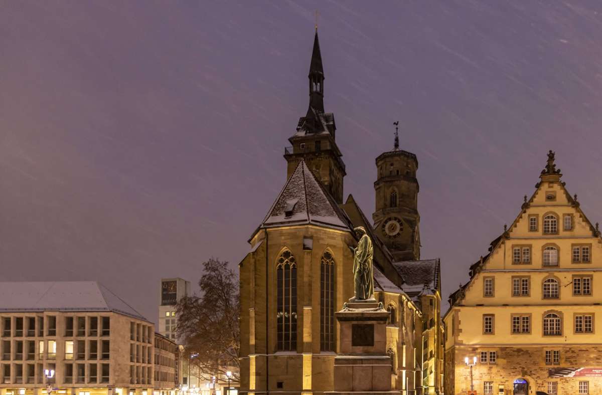 Um 1240 wird aus der kleinen Dorfkapelle eine stattliche Kirche. Weil Stuttgart für die württembergischen Herrscher immer wichtiger wird, bekommt auch die Stiftskirche eine größere Bedeutung. Wie bei so vielen bedeutenden Stuttgarter Bauwerken haben auch hier die Jörgs ihre Hände im Spiel: Hänslin begann um 1430 mit dem Ausbau, sein Sohn Aberlin vollendete ihn. 1534 kam die Reformation. Und in der endlich fertiggestellten Stiftskirche wurde am 16. Mai 1534 die erste protestantische Predigt Württembergs gehalten.