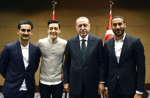 Schulterschluss mit Erdogan: die deutschen Fußball-Nationalspieler Ilkay Gündogan und Mesut Özil (v. l.) sowie der in Wetzlar geborene Profi Cenk Tosun (r.)   Foto:dpa Foto:  