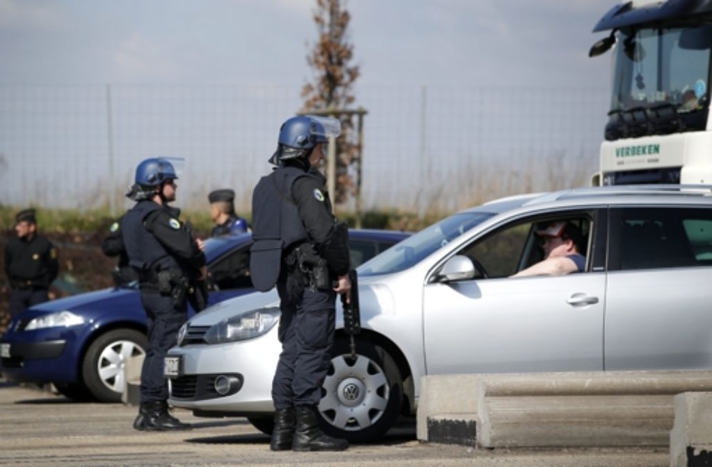 Die französische Polizei hat 1600 Polizisten abgestellt, um Flughäfen und Bahnhöfe zu beschützen. Auch an den Außengrenzen stehen die Polizisten, wie hier in Estrun, das 60 Kilometer von der belgischen Grenze entfernt liegt.