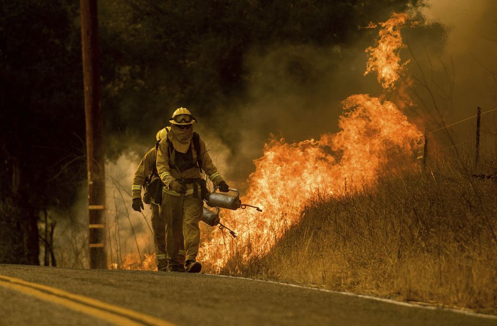 An einigen Stellen machte die Feuerwehr große Fortschritte bei der Bekämpfung des riesigen Waldbrandes.