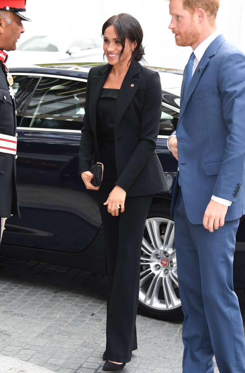 Mit diesem Look bewies Herzogin Meghan 2018, dass sie sich an royale Modevorgaben nur bedingt halten will: Royals tragen tagsüber eigentlich kein Schwarz – es sei denn, es ist ein trauriger Anlass.