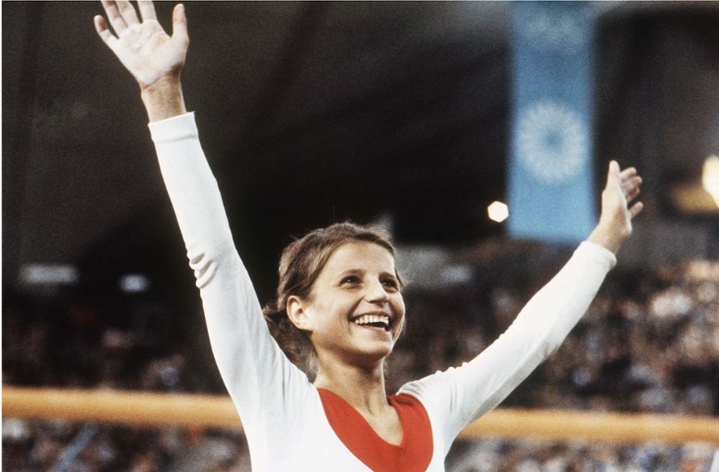 Olga Korbut legte 1972 eines der legendärsten Olympia-Debüts der Turngeschichte hin. Die heute in den USA lebende 64-jährige gebürtige Weißrussin galt nicht als die Top-Turnerin im sowjetischen Team, erfand dann allerdings am Stufenbarren eine neue Figur, sicherte sich dabei die Silbermedaille und gewann Gold auf dem Balken und am Boden. Mit ihrer akrobatischen Form des Turnens gilt sie als Turn-Revolutionärin, die das Turnen bis in die heutige Zeit verändert hat.