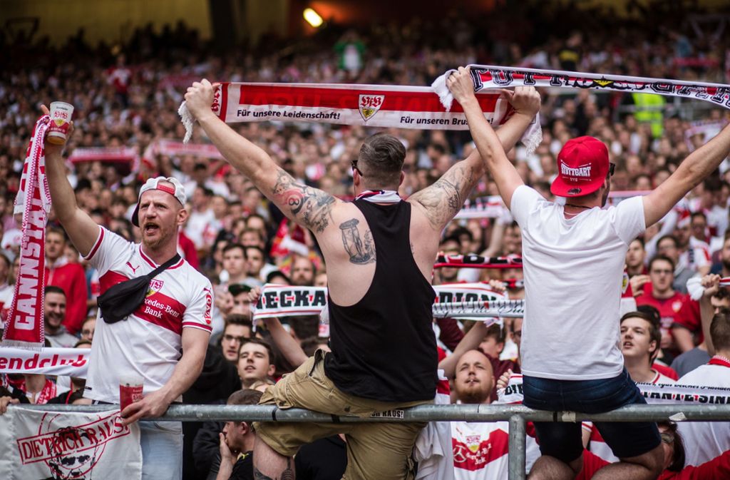 Die Fans des VfB Stuttgart halten dem Verein auch in schwierigen Zeiten die Treue.