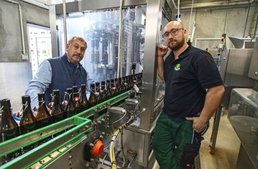 Hans-Dieter   (links) und Christoph Hilsenbeck von der Lammbrauerei in Gruibingen beobachten die   Produktionsanlage. Foto: /Staufenpress