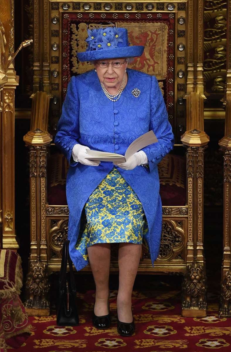 Am 21. Juni 2017 trägt sie bei der Parlamentseröffnung im House of Lords im Westminster Palace jedoch ein blaues Kostüm: Zeigte sie damit Flagge für die EU?