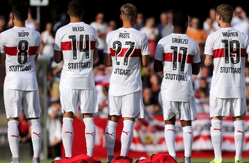 Das Trikot des VfB Stuttgart gibt es in den kommenden beiden Wochen nicht im Internet zu kaufen.  Foto: Pressefoto Baumann