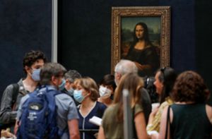 „Mona Lisa“ hinter langen Zick-Zack-Absperrungen